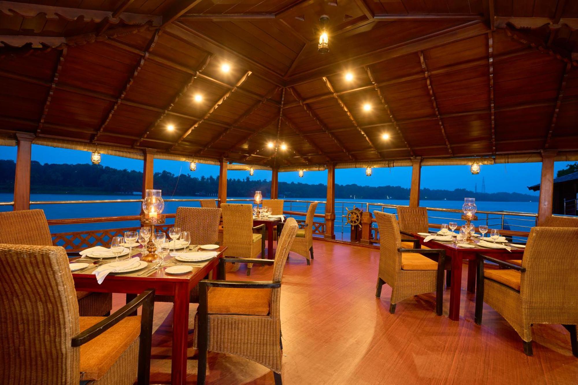 The Leela Ashtamudi, A Raviz Hotel Коллам Екстер'єр фото The restaurant on board
